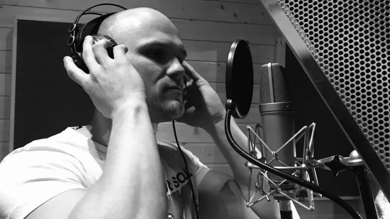 Tomasz Dorożała w studiu nagraniowym